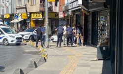 Gaziosmanpaşa’da kadına silahlı saldırı kamerada! Saldırganı polis ikna etmeye çalışıyor