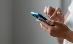Akıllı telefonlar boyunları vurdu! Uzman uyardı: 20’li yaşlarda sıkça görülüyor
