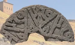 Ani’de tarihi keşif! Selçuklu taşında “Hz. Muhammed” ismi bulundu