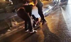 Esenyurt’ta yol ortasında korku dolu anlar: 2 kişi genç adamı dakikalarca darbetti