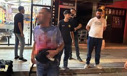 Karnından bıçaklandı, yol ortasında soyunup polise direndi