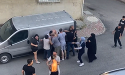 Çekmeköy'de komşu kavgası kamerada! Tekme ve yumruklar havada uçuştu