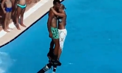 Kemer’de flyboard deneyimi ilginç anlara sahne oldu: Mesafe koyunca dengesini kaybetti