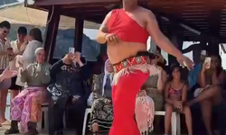 Marmaris’te tur teknesindeki ilginç eğlence görüntülendi