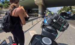 İstanbul’da motosiklette kedi paniği! Çantadan düşen kedisini almak için trafiğe koştu
