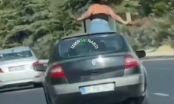 Manisa’da seyir halindeki otomobilde şaşkına çeviren görüntü: Sunroof’tan çıktı, ilginç hareketler yaptı
