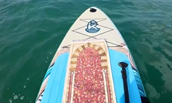 Sup board yaparken namaz kıldı: “Hiçbir spor 5 vakit namazımı kılmama engel olmuyor”