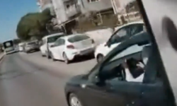 Çanakkale’de aynaları kapalı araç kullanan kadın sürücü, motorcunun uyarılarına aldırmadı
