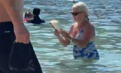 Antalya'da denizin ortasında kitap okuyan turist şaşırttı