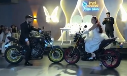 Düğün salonuna motosikletle giriş yaptılar! Çiftin sıra dışı gösterisi gündem oldu