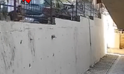 Üsküdar’da kargo teslimatında şaşırtan yöntem: Paketi demir parmaklıkların üzerinden attı