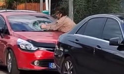Antalya’da sinir krizi geçiren kadın, eline aldığı taşla araçlara zarar verdi