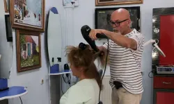 Emekli astsubay kuaför dükkanını sanat atölyesine çevirdi! Fırça, şiir ve bağlama aynı çatı altında