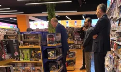 Cumhurbaşkanı Erdoğan’dan sürpriz “dede” mesaisi! Torunuyla oyuncakçıda görüntülendi