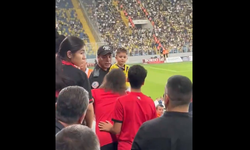 Gençlerbirliği-Fenerbahçe maçında tepki çeken görüntü! Minik taraftarın forması çıkartıldı