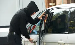 Kıbrıslı Türk iş insanının aracını dijital cihazla açıp dövizleri çaldılar