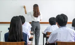 MEB'den öğretmenlere zorunluluk: Okullarda "önlük" dönemi resmi̇leşti̇!