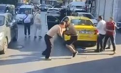 Zeytinburnu’nda taksicilerden cadde ortasında kavga: Vatandaşlar güçlükle ayırdı