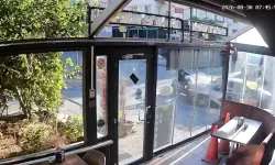 Ümraniye’de motosiklet ile otomobilin çarpıştığı kaza kamerada