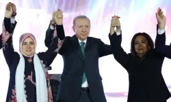 Erdoğan’ın rozetini taktığı isim tarihe geçti