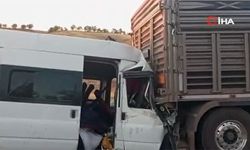 Malatya-Elazığ karayolunda feci kaza: Minibüs tırın altına girdi, çok sayıda yaralı var
