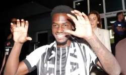 Beşiktaş'ın yeni transferi İstanbul'da! Ernest Poku'dan taraftara üçlü