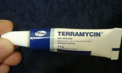 Terramycin göz merhemi nasıl kullanılır? Göz merhemi nereye ve ne kadar sürülür?