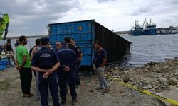 Samsun Alaçam açıklarında denize düşen konteynerden çay çıktı!