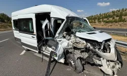 Ankara’da feci kaza! Servis minibüsü tıra çarptı