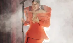 Sibel Can’ın kırmızı sahne tarzı dikkat çekti! Bakın neye benzetildi?