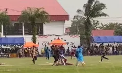 Yıldırım futbol sahasına düştü! Maç kabusa döndü: 1 ölü, 9 yaralı