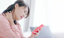 Telefon başında saatlerce böyle duruyorsanız dikkat! Boynunuzu yıpratıyor olabilirsiniz