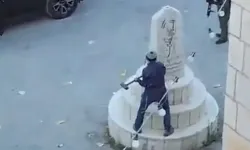 Askerlerin yanında anıtı parçaladı!
