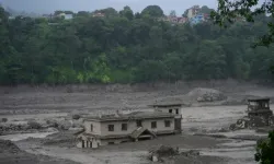 Nepal'de yeni felaket: Doğal baraj çöktü, milyonlarca metreküp su Nepal’e doğru ilerliyor
