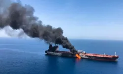 Hürmüz Boğazı'nda tanker alarmı! Umman açıklarında şiddetli patlama