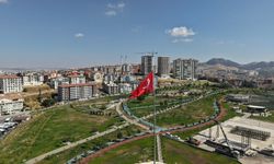Mamak’ta 52 metrelik gurur: Türk bayrağı göndere çekildi