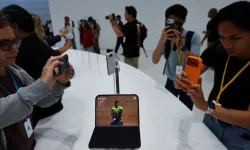 Apple'ın ilk katlanabilir iPhone'u tanıtıldı! Türkiye fiyatı dudak uçuklattı