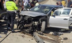Otomobil bariyerlere ok gibi saplandı! Feci kaza kamerada