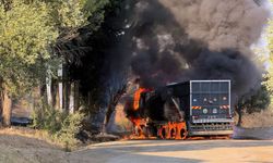 Dalaman Belediyesine ait araç alevlere teslim oldu