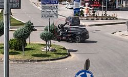 Otomobille motosikletin çarpıştığı kaza kamerada: Sürücü böyle savruldu