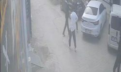 Darbedilen kadını kurtarmak isteyen genç bıçaklandı: O anlar kamerada