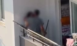 Adana’da balkonda kadına sopalı saldırı kamerada! O anlar saniye saniye kaydedildi