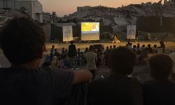 Yıkıntıların arasına perde kurdular: Gazze’de çocuklara sinema molası