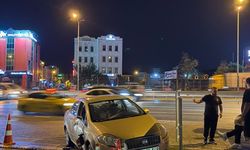 E-5’ten yan yola girmek isteyen otomobil motosikletliye çarptı: O anlar kamerada
