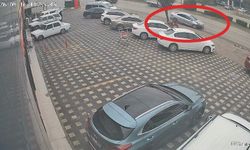 Kontrolden çıkan otomobil önce kamyonete, ardından 2 araca çarptı: O anlar kamerada