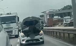 Bursa'da şaşkına çeviren görüntü! Seyir halindeki otomobilin kaputunu açarak tamir etti