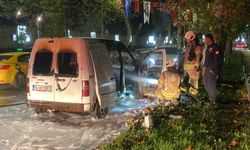 Dolmabahçe Sarayı önünde korku dolu anlar! Araç alevlere teslim oldu