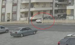 4 yaşındaki çocuk geri manevra yapan otomobilin altında kalarak ağır yaralandı! Hatay'daki feci kaza kamerada