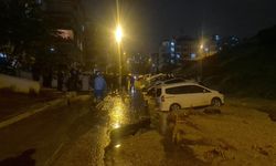 Keçiören'de onlarca araç suya gömüldü! Ankara'da sağanak sonrası yol çöktü