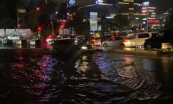 İstanbul’da beklenen sağanak başladı! Yollar göle döndü